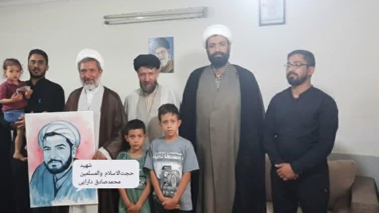 دیدار حجت‌الاسلام والمسلمین زمانی با خانواده شهداء روحانی حادثه تروریستی حرم مطهر رضوی+ تصاویر